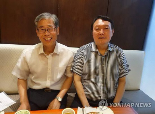 신평(왼쪽) 변호사와 윤석열 전 검찰총장. 연합뉴스
